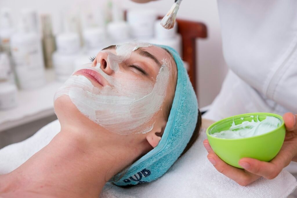 Facial treatment with a cream mask